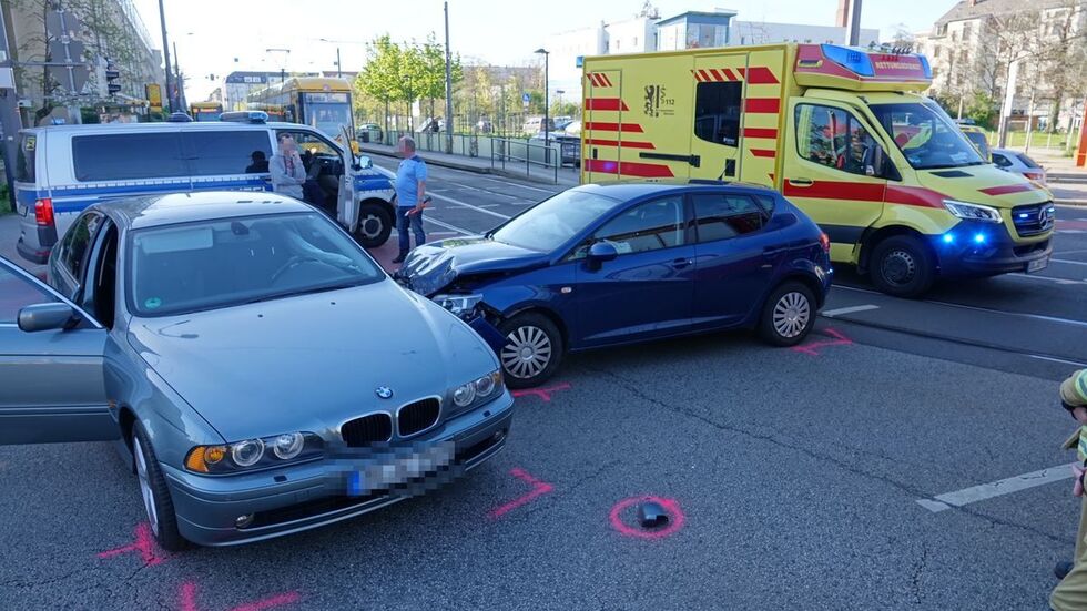 Der Seat krachte in die Seite des BMW.