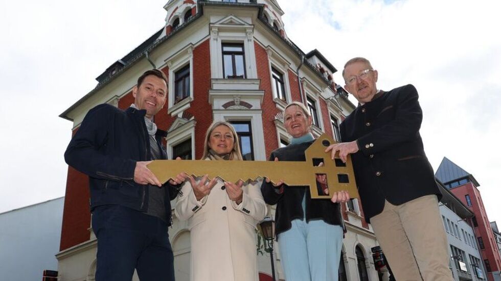 Das neue Pächterpaar Markus und Agnieszka Gnadt nehmen von den Hotelbesitzern Ulla und Johannes Zahner symbolisch den Schlüssel entgegen. 