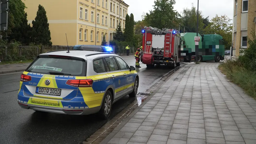 Die Lkw muss nun sogar abgeschleppt werden oder von einem Schlepper Hilfe bekommen.
