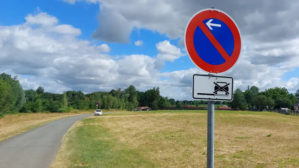 Auf der Wiese darf nun geparkt werden, nur nicht direkt an der Straße. 