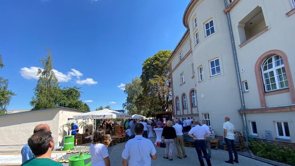 Am Freitag wurde gefeiert im neuen Desa-Gebäude.