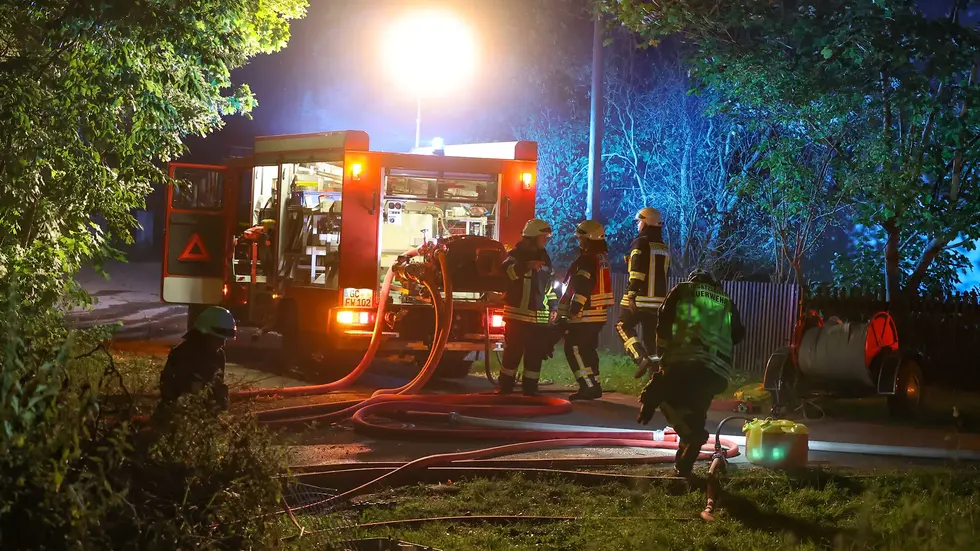 Zwei Trupps gingen gegen die Flammen vor.