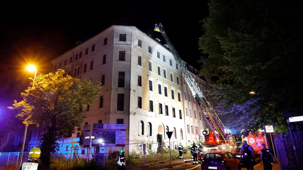 In einem unbewohnten Eckhaus in der Paul-Jäkel Straße / Wattstraße brannte ein Dachstuhl.