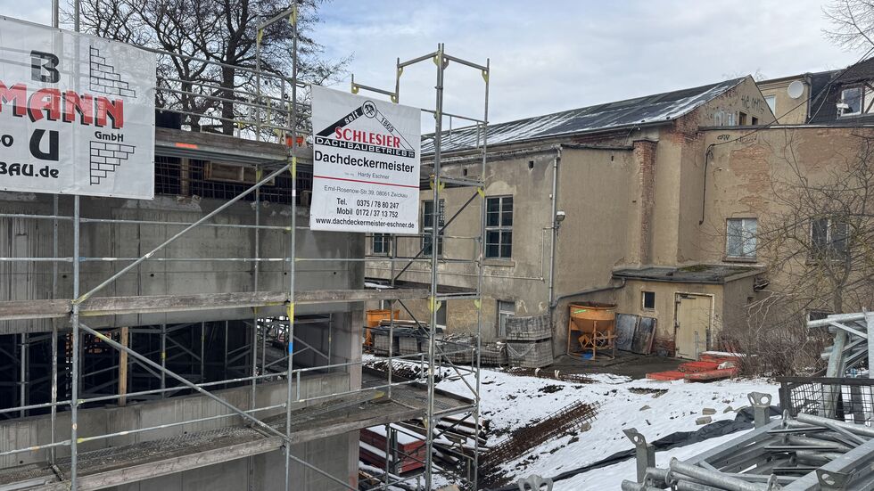 Links der Neubau, rechts die abrissreife Turnhalle