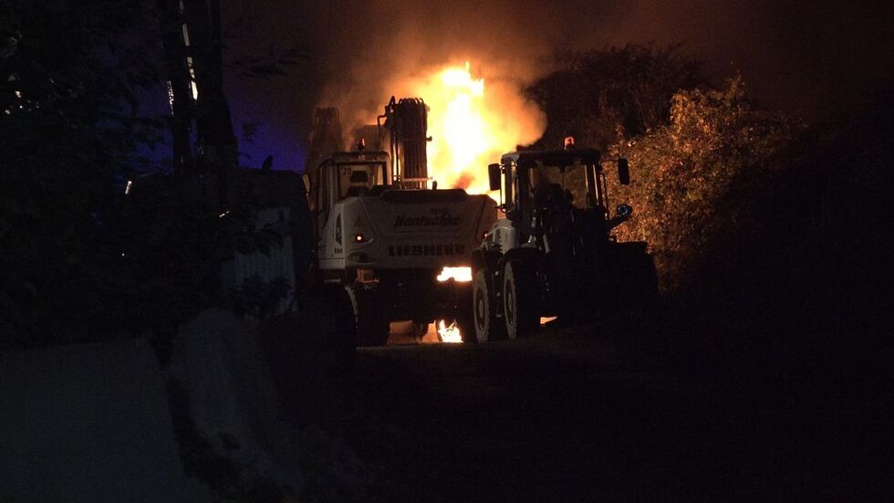 Immer wieder ist die Bautzener Firma Hentschke Bau im Visier von Brandstiftern. Hier eine Aufnahme von einem brennenden Fahrzeug auf einer Baustelle in Leipzig im vergangenen Jahr.