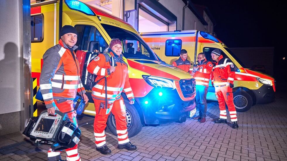 Strahlende Augen: Die Sanitäter können sich über einen zusätzlichen Rettungswagen für den nächtlichen Einsatz freuen.