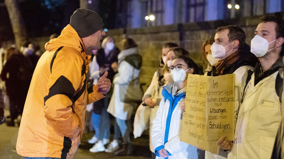 Mit Plakaten demonstrieren die Medizinstudenten am 13. Januar auf dem Uni-Gelände gegen Teilnehmer einer Demonstration von Impfgegnern und Kritikern der Corona-Maßnahmen.