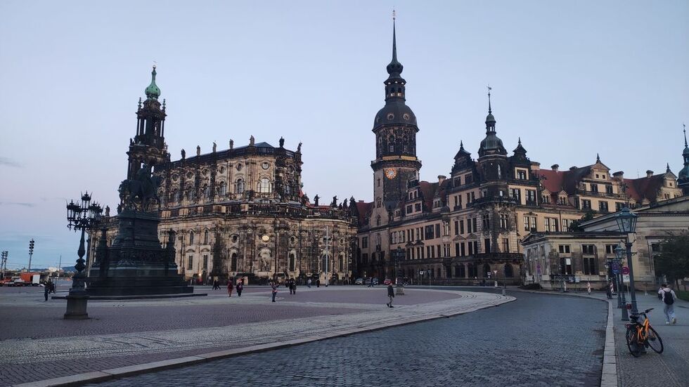 Auch die Katholische Hofkirche wird abends wieder beleuchtet.