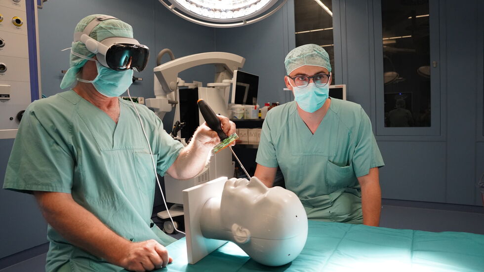 Neurochirurg Prof. Dr. Dirk Winkler (l.) und Informatiker Conrad Günther (UKL) testen die App für die neurochirurgische Spatial Navigation an einem Modellkopf. Neurochirurg Prof. Dr. Dirk Winkler und Informatiker Conrad Günther (UKL) testen die App für die neurochirurgische Spatial Navigation an einem Modellkopf.