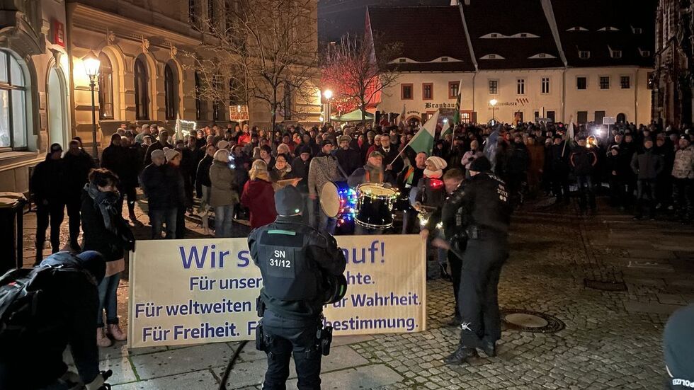 Unterdessen kamen im Domhof ca. 750 Menschen zusammen, um gegen die Regierung zu protestieren.