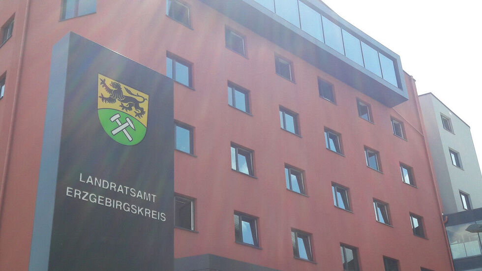 Das Landratsamt des Erzgebirgskreises in Annaberg-Buchholz. Das Landratsamt des Erzgebirgskreises in Annaberg-Buchholz.