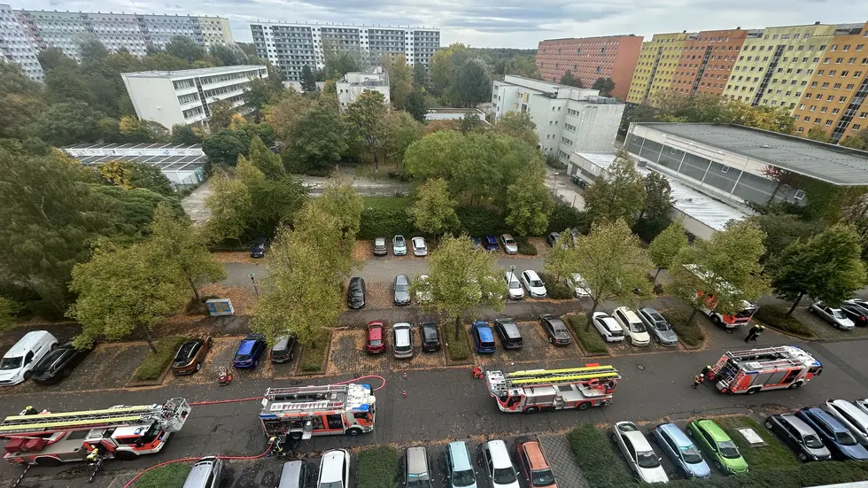 Zahlreiche Löschfahrzeuge der Leipziger Feuerwehr rückten an. Zahlreiche Löschfahrzeuge der Leipziger Feuerwehr rückten an.