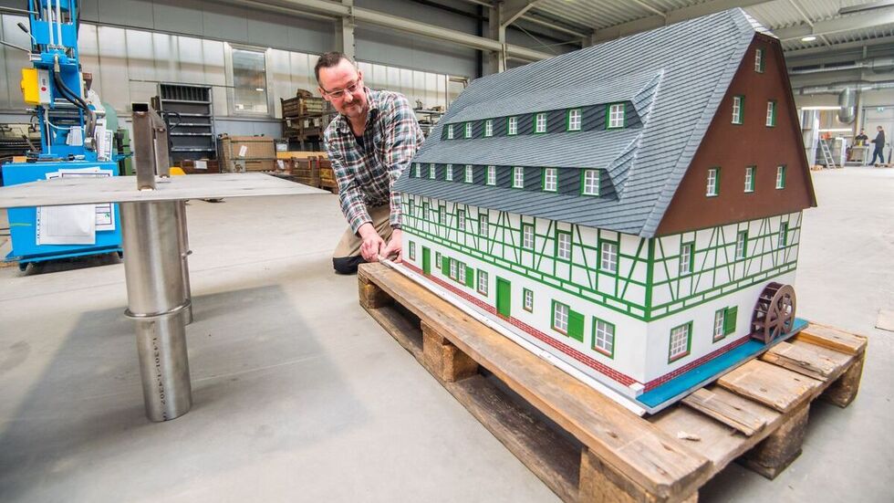 Metallbauer Holger Lasch beim Vermessen der Grundplatte.