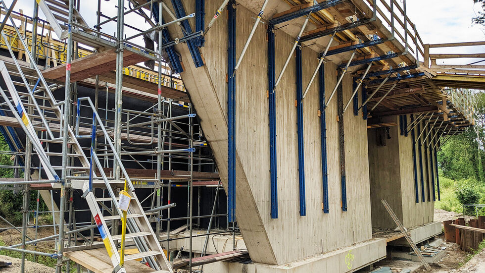 Die neue Eisenbahnüberführung „Zur Hölle“ wird ab 29. August in ihre finale Position eingeschoben 