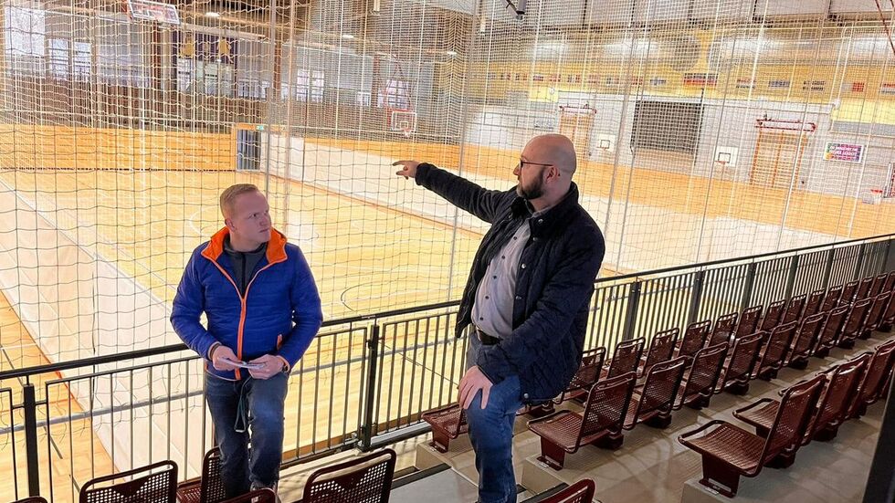 Jacek Wasilewski (r.) vom BSV-Präsidium besichtigt zusammen mit Daniel Böttcher vom Chemnitzer Sportstättenbetrieb die Hartmann-Halle für das Top-Spiel.