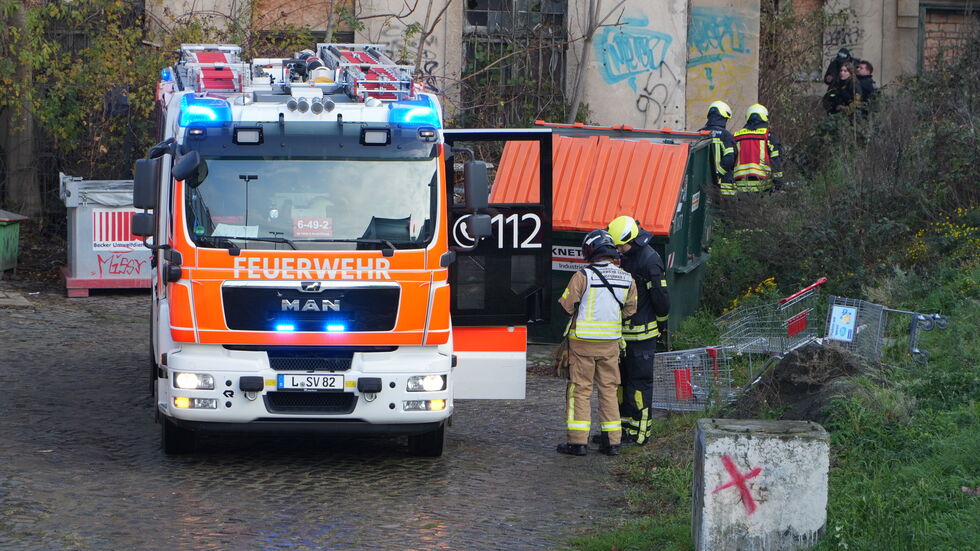 Feuerwehrleute am Brandort, eine alte Baracke unweit des Leipziger Hauptbahnhofes.