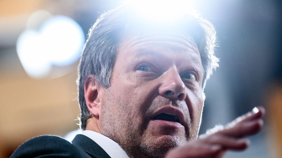 In dem Video wird ein Gefangener gezeigt, der offenkundig Robert Habeck darstellen soll. 