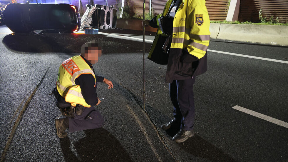 A 4 bei Chemnitz: Nach einem Spurwechsel kippt ein BMW, der Asphalt wird schwer beschädigt. Schaden fast 350.000 Euro