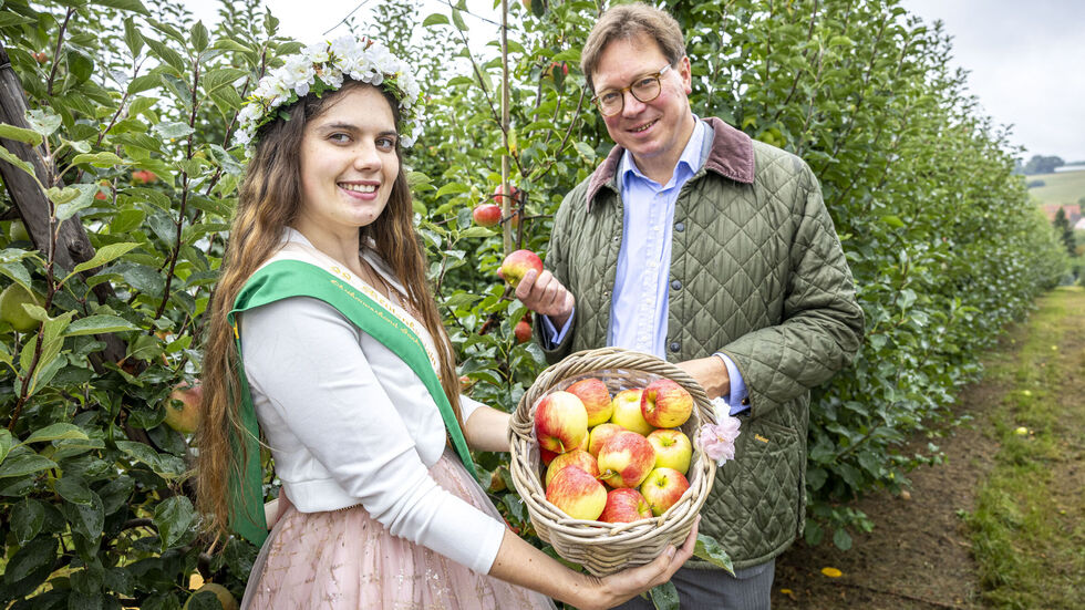 Blütenkönigin Alida mit Landwirtschaftsminister Georg-Ludwig von Breitenbuch