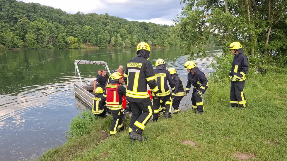 Einsatzkräfte von Rettungsdienst, Wasserwacht und Feuerwehr retteten den verunfallten Fahrradfahrer an der Kober. Einsatzkräfte von Rettungsdienst, Wasserwacht und Feuerwehr retteten den verunfallten Fahrradfahrer an der Kober.