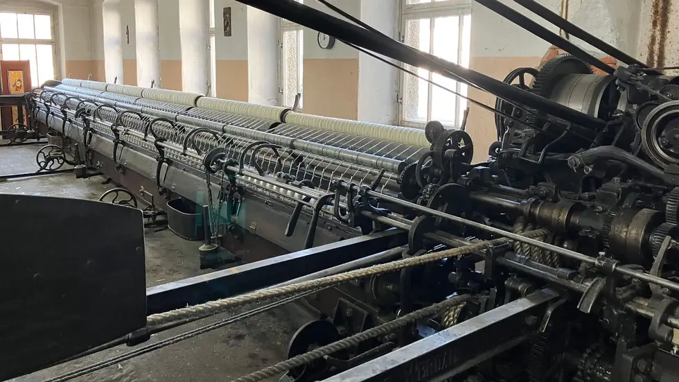 In der Tuchfabrik steht der einzige noch funktionsfähige Selfaktor in Sachsen - eine vollautomatisch arbeitende Spinnmaschine, die im frühen 19. Jahrhundert entwickelt wurde und halbautomatische Produktionsprozesse ablöste; ein Meilenstein der industriellen Revolution in der Textilindustrie.