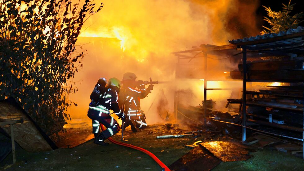 Die Feuerwehr bei ihrem nächtlichen Einsatz.