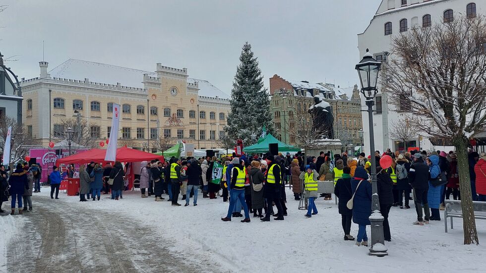 Mehrere hundert streikende Lehrkräfte versammelten sich am Montagmittag auf dem Hauptmarkt.