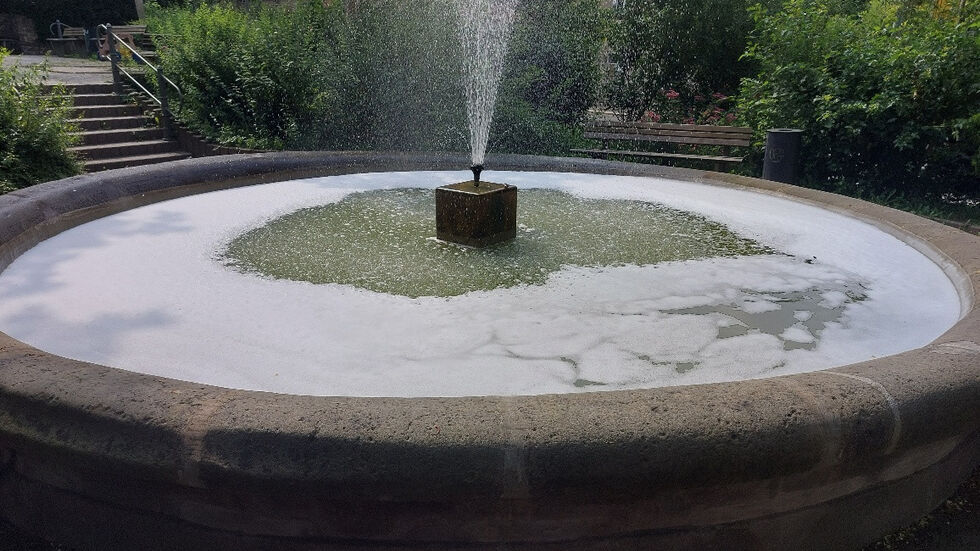 Kein Einzelfall im Stadtgebiet: Der Brunnen an der Reitbahnstraße in Zittau musste bereits zwei Mal wegen gezielten Verunreinigungen aufwändig repariert werden. 