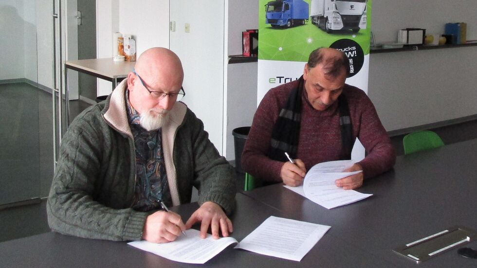 Alexander Gucz (li.), Geschäftsführer Negus CB und Makmie Jebrahim, Framo, unterzeichnen den Kooperationsvertrag zum Negus Comfort Booster. Alexander Gucz (li.), Geschäftsführer Negus CB und Makmie Jebrahim, Framo, unterzeichnen den Kooperationsvertrag zum Negus Comfort Booster.