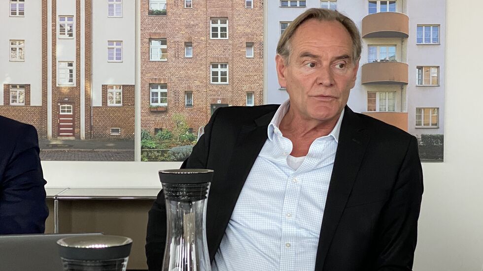 Nachdenklich: OB Burkhard Jung (67, SPD) bei einer Präsentations-Veranstaltung der Leipziger Wohnungs- und Baugesellschaft mbH (LWB). Nachdenklich: OB Burkhard Jung (67, SPD) bei einer Präsentations-Veranstaltung der Leipziger Wohnungs- und Baugesellschaft mbH (LWB).