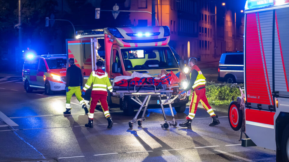 Der 20-Jährige wurde laut Polizei mit leichten Verletzungen ins Krankenhaus gebracht.