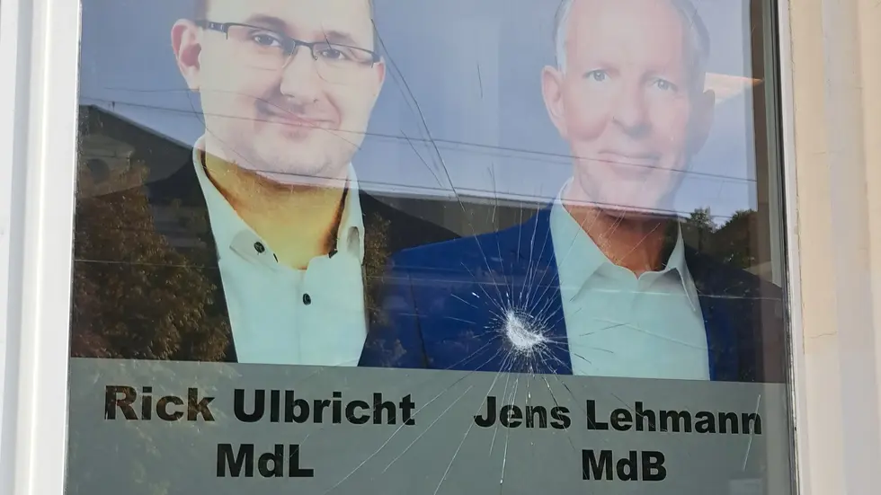 Die beschädigte Scheibe am CDU-Bürgerbüro in Leipzig-Möckern.