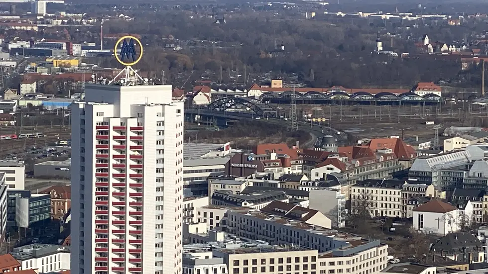 Blick vom Unriesen aus über Leipzig, vorn links befindet sich das Wintergartenhochhaus.
