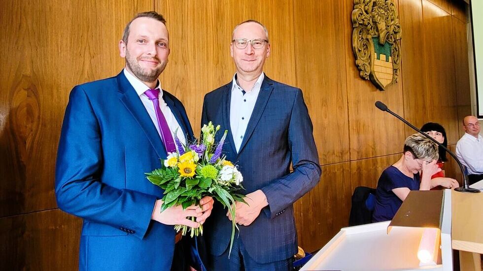 Blumen vom OB für den neuen Bautzener Baubürgermeister Heiko Nowak (li.)