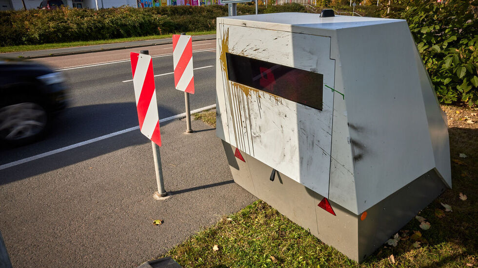 So ein Superblitzer wurde mit schwarzer Farbe attackiert (Symbolbild).