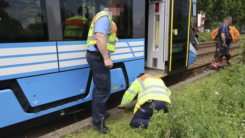 Die Straßenbahn der Linie 4 war auf der Stollberger Straße stadteinwärts unterwegs.