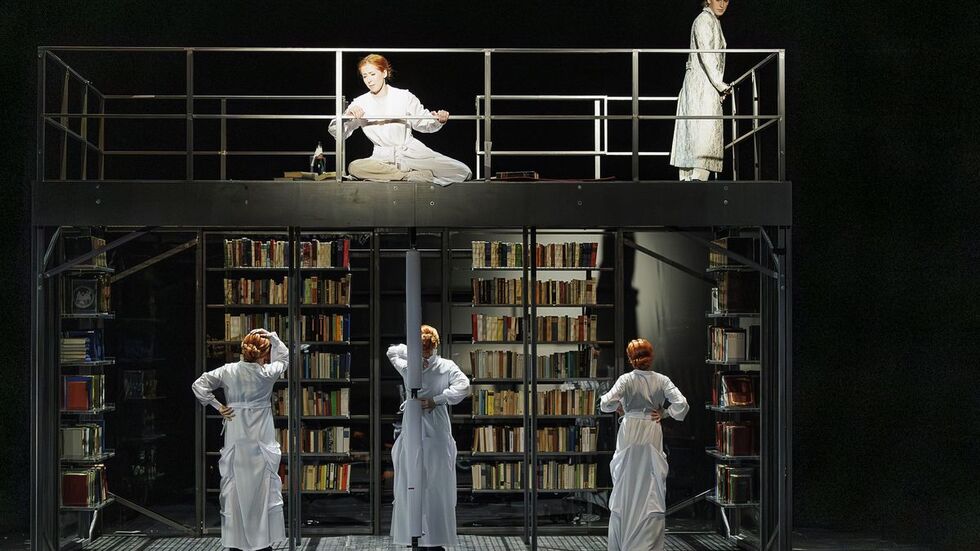 Bühne und Kostüme sind von Sophie Lenglachner. 