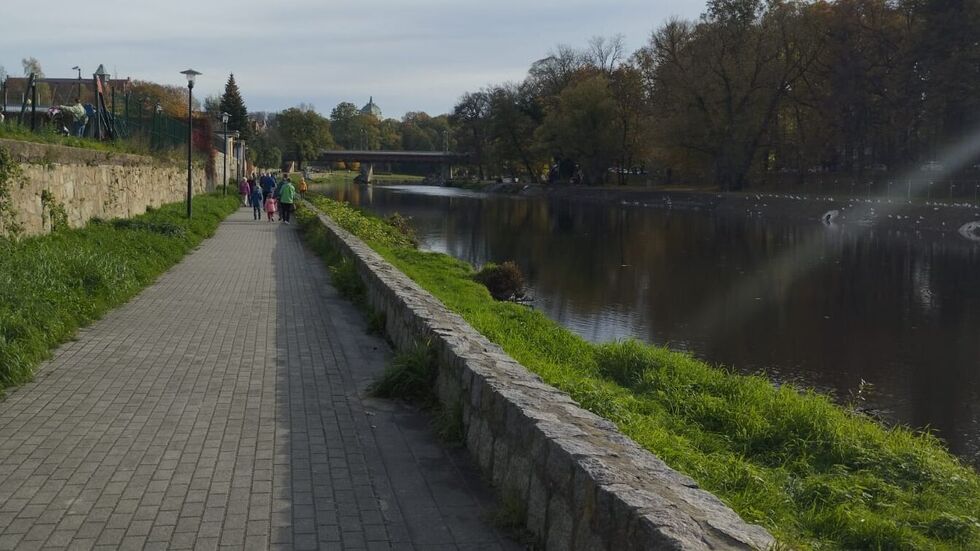Neiße-Promenade in Zgorzelec. Im Hintergrund die Kuppel der Ruhmeshalle.