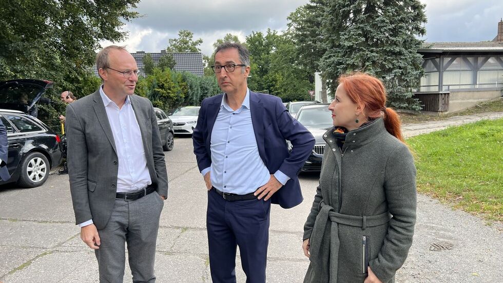 Bundesagrarminister Cem Özdemir (m.) mit Umweltminister Wolfram Günther und Landtagsabgeordnete Franziska Schubert beim Besuch eines Landwirtschaftsbetriebs in Großdrebnitz.