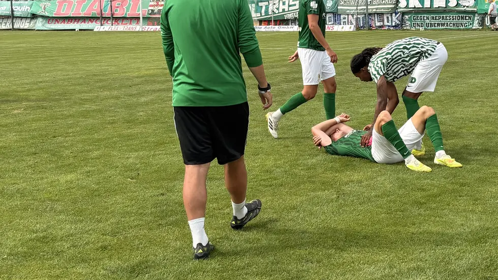 Rajik Lisinksi lag nach Abpfiff enttäuscht am Boden. Rajik Lisinksi lag nach Abpfiff enttäuscht am Boden.