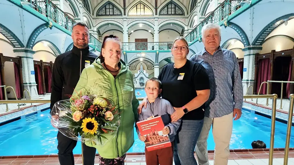 Tino Hahm, Leiter Sportstättenbetrieb der Stadt Zwickau; Antje und Phil Adolph; Anja Weiß, Leiterin Johannisbad Zwickau und Dr. Werner Beuschel, Vorsitzender des Fördervereins Johannisbad