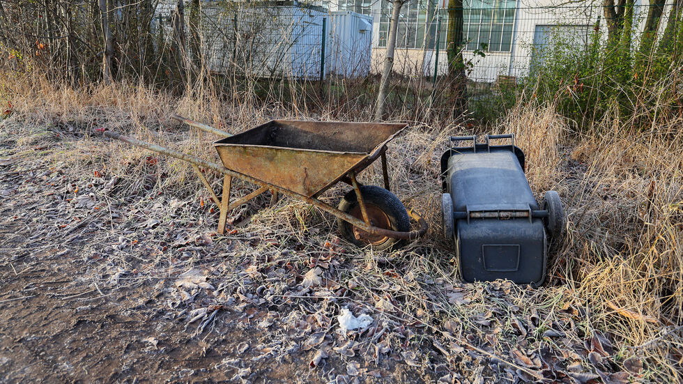 Das Diebesgut wurde offenbar mit einer Schubkarre und einer Mülltonne nach draußen transportiert. 