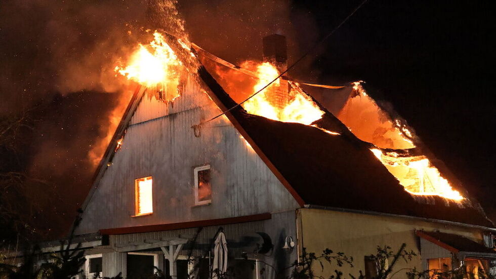Die Flammen schlagen aus dem Haus, vernichten das Gebäude komplett. Die Flammen schlagen aus dem Haus, vernichten das Gebäude komplett.
