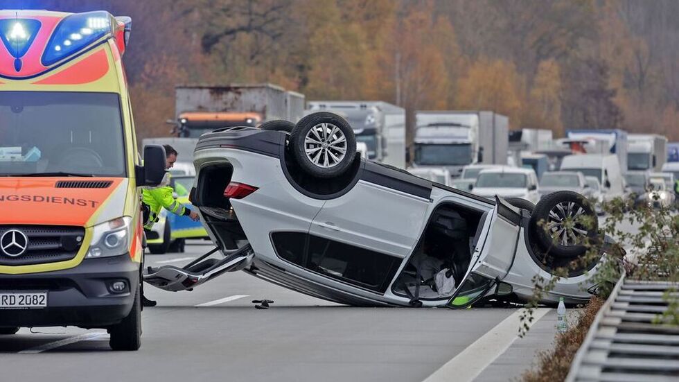 Der PKW hat einen Laster touchiert und sich dann überschlagen.