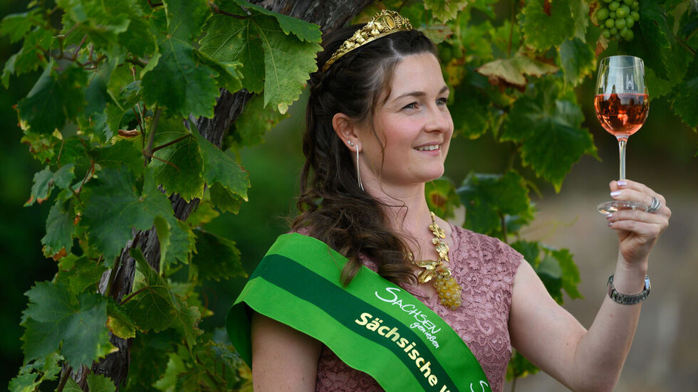 Sachsens amtierende Weinkönigin Nicole Richter übergibt am Dienstag die Krone an ihre Nachfolgerin. (Archivbild)