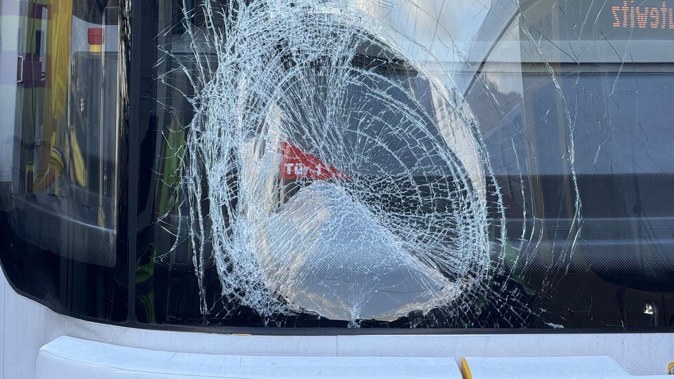 Durch den Zusammenstoß brach die Scheibe der Straßenbahn.