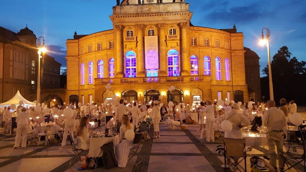 Das lockere Beisammensein wird vom Theater-Förderverein und den Freunden der Kunstsammlungen organisiert.