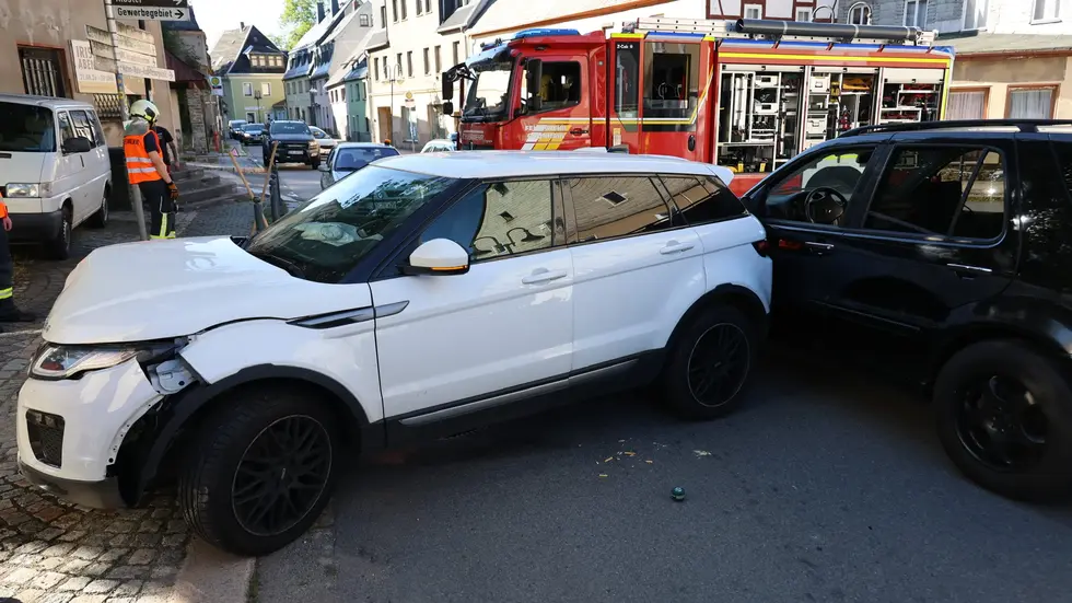 Der Range Rover prallte erst gegen die Hauswand und dann gegen einen Mercedes. Der Range Rover prallte erst gegen die Hauswand und dann gegen einen Mercedes.