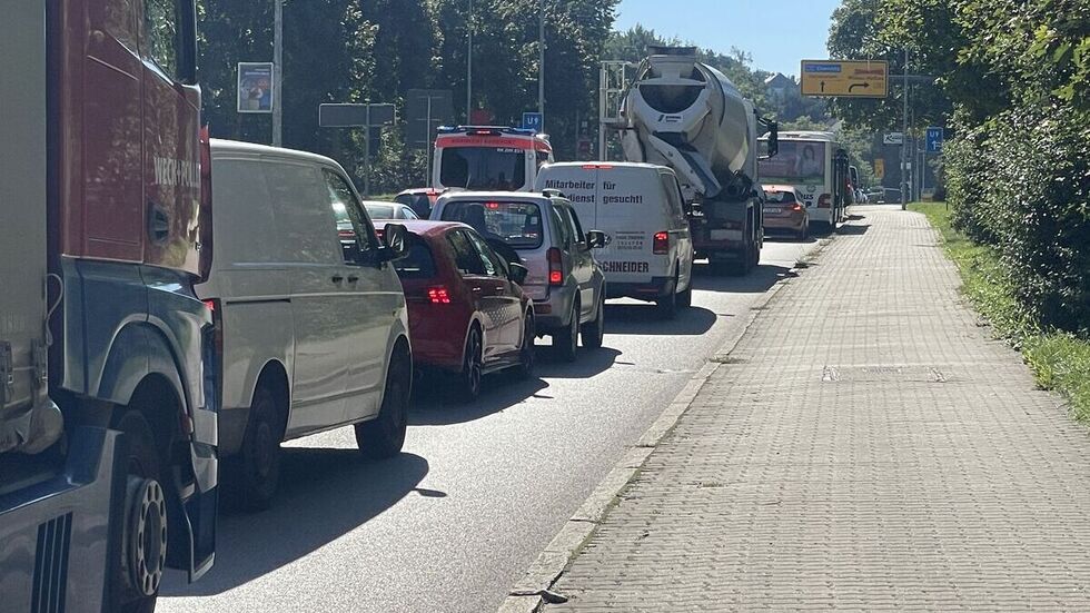 Der Verkehr staute sich stadtauswärts.