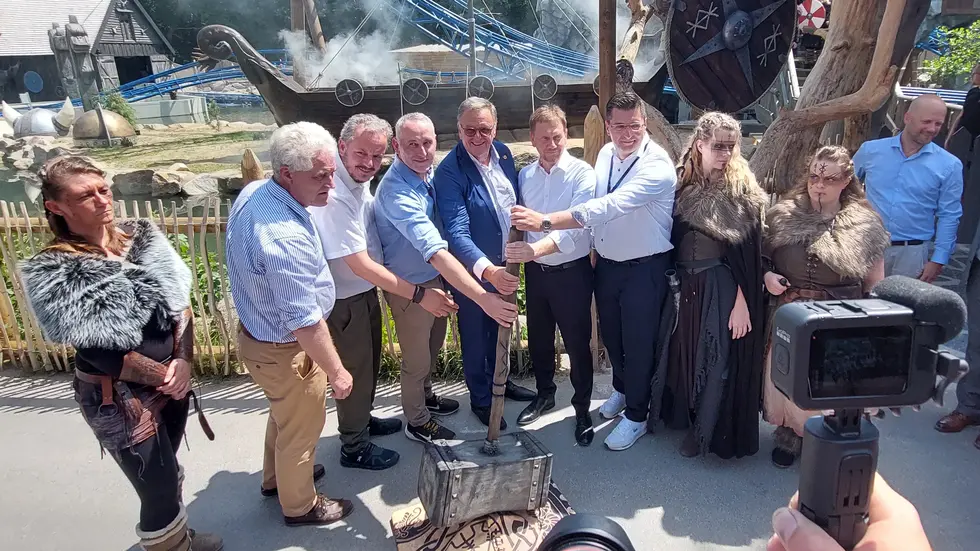 Zur Eröffnung wurde der Hebel in Form eines Hammers umgelegt - passend zum Wikinger-Thema der Bahn. Jan Völkel (4.v.l.) und Roland Mack (5.v.l.) haben selbst mit Hand angelegt.